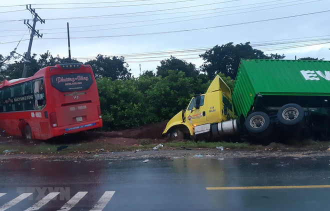 Tuyên Quang: Đề nghị xử phạt tài xế xe khách vượt ẩu ảnh 1