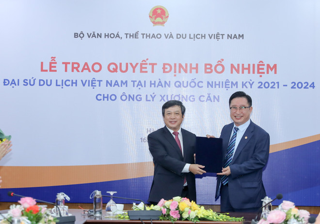 Thứ trưởng Bộ Văn hóa, Thể thao và Du lịch Đoàn Văn Việt trao quyết định bổ nhiệm cho ông Lý Xương Căn. (Ảnh: CTV/Vietnam+) Ông Lý Xương Căn tiếp tục là Đại sứ Du lịch Việt Nam tại Hàn Quốc ảnh 1