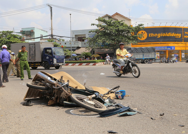 Xe máy va chạm với xe tải tại khúc cua ngã ba, 1 người tử vong ảnh 1