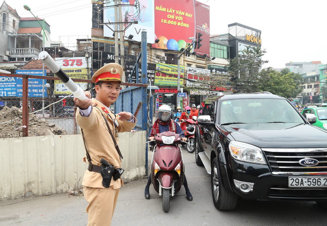Cảnh sát giao thông Hà Nội trả lại 100 triệu đồng cho người để quên ảnh 1