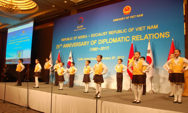 Hoạt động chào mừng 25 năm quan hệ ngoại giao Việt Nam-Hàn Quốc ảnh 2