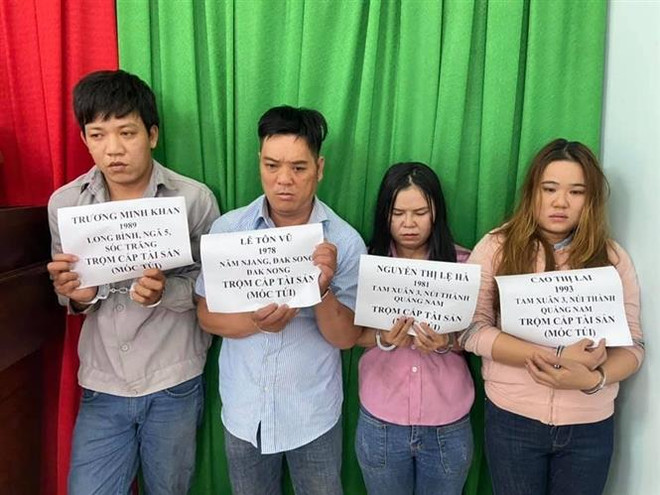 Nhóm chuyên dàn cảnh dùng dao lam rạch túi công nhân ở Khu công nghiệp Sóng Thần (Bình Dương) bị bắt. (Ảnh: TTXVN phát) Tạm giữ nhóm đối tượng chuyên dàn cảnh để móc túi của công nhân ảnh 1