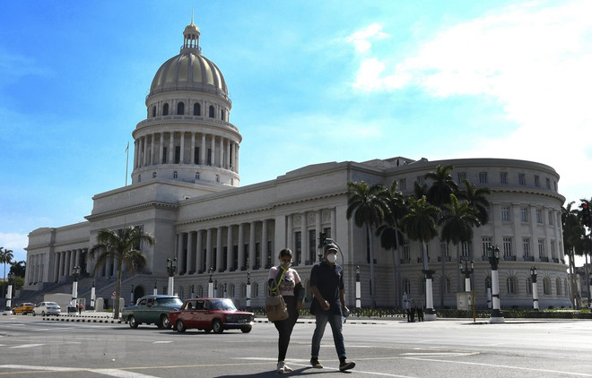 Người dân trên đường phố ở La Habana, Cuba. (Nguồn: AFP/TTXVN) Chính phủ Cuba tin tưởng vào các biện pháp phục hồi kinh tế ảnh 1