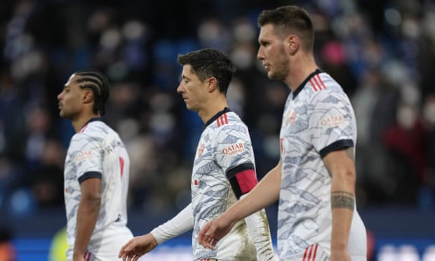 Các cầu thủ của Bayern Munich Serge Gnabry, Robert Lewandowski và Niklas rời sân sau trận thua sốc. (Nguồn: AP) Bundesliga: 'Gã khổng lồ' Bayern Munich thua sốc 2-4 trước VfL Bochum ảnh 1