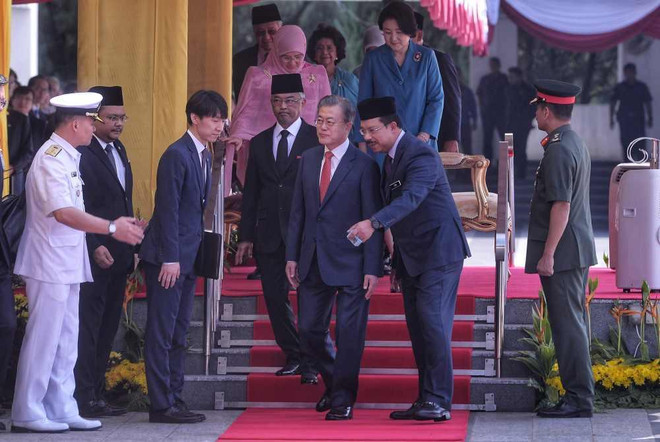 Lễ đón Tổng thống Hàn Quốc Moon Jae-in tại Malaysia. (Nguồn: Malaymail) Hàn Quốc, Malaysia nhất trí hoàn thành đàm phán FTA trong năm nay ảnh 1