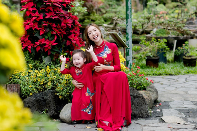 Thiên thần nhí Cadie Mộc Trà diện áo dài háo hức du Xuân ảnh 11