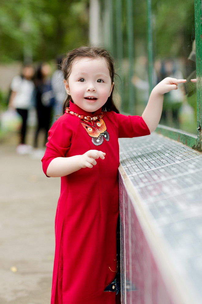 Thiên thần nhí Cadie Mộc Trà diện áo dài háo hức du Xuân ảnh 5