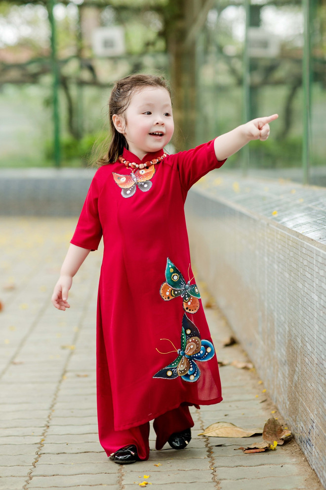 Thiên thần nhí Cadie Mộc Trà diện áo dài háo hức du Xuân ảnh 4