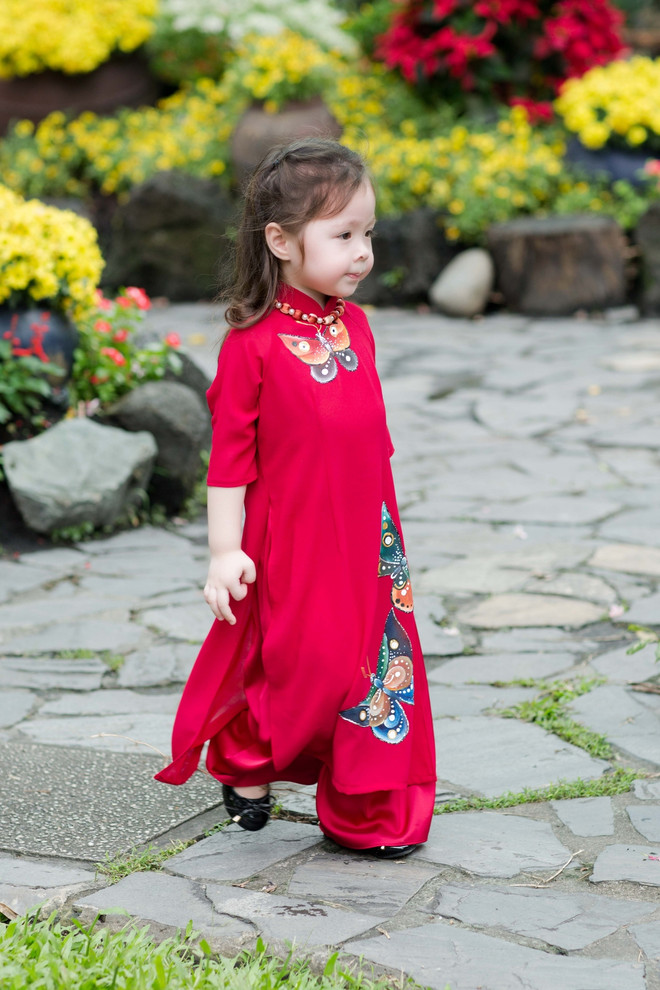 Thiên thần nhí Cadie Mộc Trà diện áo dài háo hức du Xuân ảnh 2