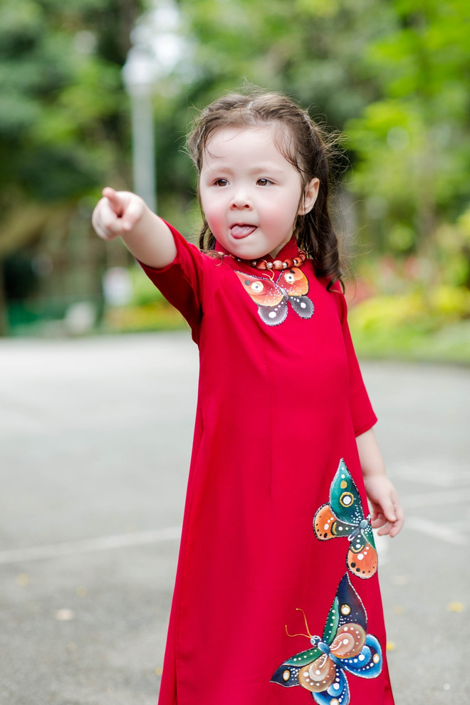 Thiên thần nhí Cadie Mộc Trà diện áo dài háo hức du Xuân ảnh 6