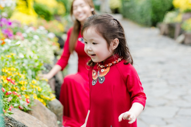 Thiên thần nhí Cadie Mộc Trà diện áo dài háo hức du Xuân ảnh 1