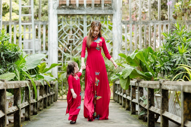 Thiên thần nhí Cadie Mộc Trà diện áo dài háo hức du Xuân ảnh 12