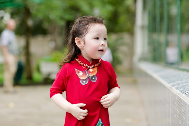 Thiên thần nhí Cadie Mộc Trà diện áo dài háo hức du Xuân ảnh 9