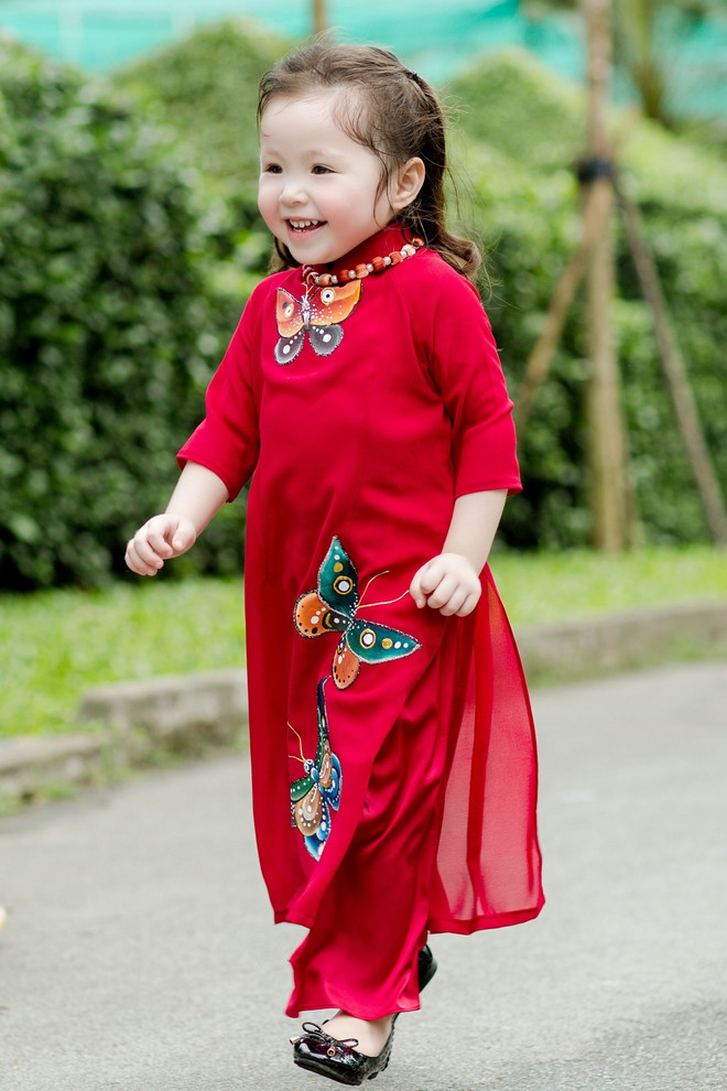 Thiên thần nhí Cadie Mộc Trà diện áo dài háo hức du Xuân ảnh 7