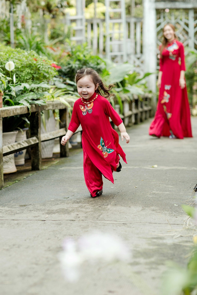 Thiên thần nhí Cadie Mộc Trà diện áo dài háo hức du Xuân ảnh 3