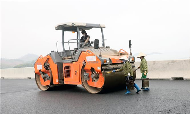Trên công trường thi công cao tốc Vân Đồn-Móng Cái. (Ảnh: Văn Đức/TTXVN) Quảng Ninh dự kiến hoàn thành cao tốc Vân Đồn-Móng Cái trong quý 2 ảnh 1