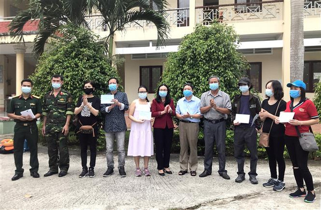 Trao chứng nhận hoàn thành cách ly cho 132 công dân Việt Nam về từ Anh ảnh 1