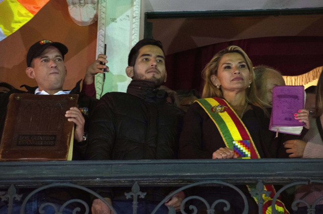 Tổng thống tạm quyền Bolivia Jeanine Anez (phải, phía trước) sau khi tuyên thệ nhậm chức tại Quốc hội ở La Paz ngày 12/11/2019. (Ảnh: THX/TTXVN) Bolivia tuyên bố rút khỏi ALBA, chấm dứt nhiệm kỳ của 80% đại sứ ảnh 1
