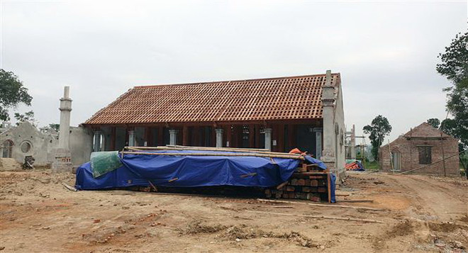 Dù chỉ mới xây dựng 2 tháng song có 6 tòa nhà và cổng Tam quan đã được xây dựng xong phần thô. (Ảnh: Tá Chuyên/TTXVN) Nghệ An: Việc xây chùa Linh Sâm xâm lấn Di tích quốc gia đền Hữu ảnh 1