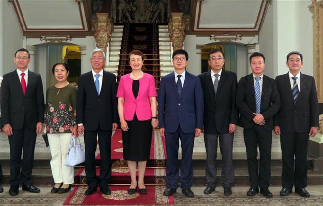 Phó Chủ tịch UBND Thành phố Hồ Chí Minh Võ Văn Hoan và đoàn đại biểu chụp ảnh chung. (Ảnh: Xuân Khu/TTXVN) Thúc đẩy hợp tác du lịch giữa TP.HCM và tỉnh Vân Nam của Trung Quốc ảnh 1