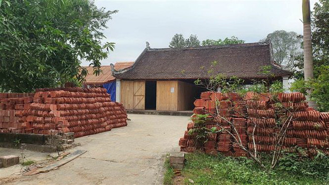 Vật liệu để ngổn ngang trước di tích gốc đền Hữu - di tích lịch sử-kiến trúc, nghệ thuật cấp Quốc gia. (Ảnh: Tá Chuyên/TTXVN) Nghệ An: Việc xây chùa Linh Sâm xâm lấn Di tích quốc gia đền Hữu ảnh 3