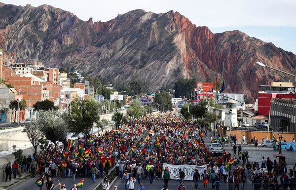 Phe đối lập biểu tình phản đối kết quả cuộc tổng tuyển cử Bolivia. (Nguồn: Reuters) Cuba tuyên bố rút toàn bộ các cán bộ y tế ở Bolivia về nước ảnh 1