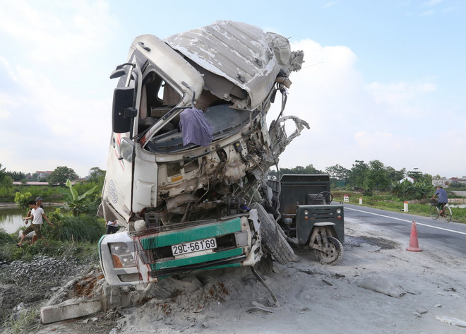 Tai nạn giao thông nghiêm trọng ở Hà Nam làm hai tài xế tử vong ảnh 1