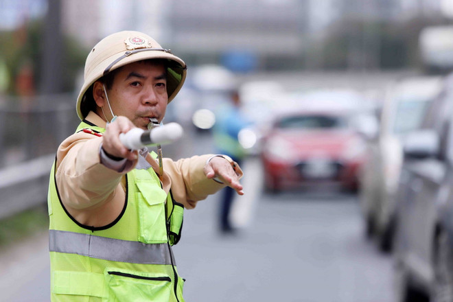 Lực lượng CSGT điều tiết, phân luồng giao thông tại cao tốc Pháp Vân - Cầu Giẽ hướng về trung tâm Thủ đô Hà Nội. (Ảnh: Phạm Kiên/TTXVN) ttxvn_phan luong giao thong 3.jpg