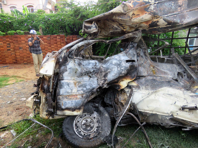 Tàu hỏa đâm trực diện xe 16 chỗ chắn ngang đường, ôtô bốc cháy ảnh 1