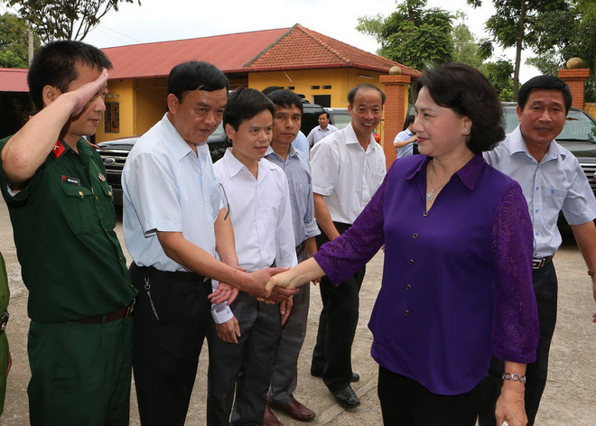 Chủ tịch Quốc hội Nguyễn Thị Kim Ngân với cán bộ huyện Cao Lộc. (Ảnh: Trọng Đức/TTXVN) Chủ tịch Quốc hội: Lạng Sơn chú trọng cải thiện môi trường đầu tư ảnh 2