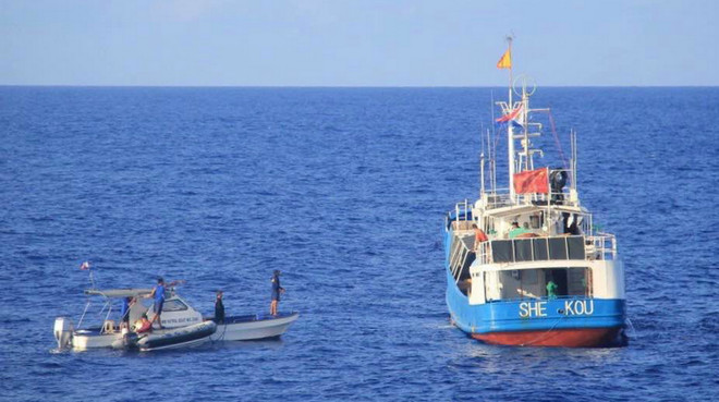 Tàu cá Trung Quốc treo ngược cờ Philippines. (Nguồn: BFAR) Philippines không đàm phán với Trung Quốc về biển đảo trong 2 năm ảnh 1