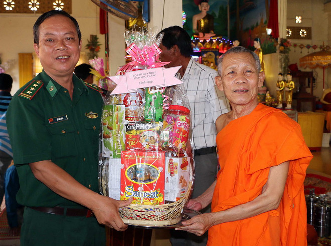 Tặng quà đồng bào Khmer nhân dịp Tết cổ truyền Chôl Chnăm Thmây ảnh 1