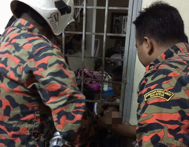 Giải cứu một bé trai 2 tuổi bị mắc kẹt đầu vào khung cửa sắt ảnh 1