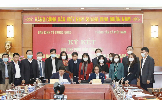 Tăng cường phối hợp công tác giữa Ban Kinh tế Trung ương và TTXVN ảnh 1