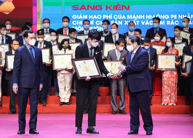 Thủ tướng Phạm Minh Chính trao khen thưởng cho các điển hình xuất sắc tiêu biểu. (Ảnh: Dương Giang/TTXVN) 'Tạo bứt phá trong năng suất lao động để đưa Việt Nam vượt lên' ảnh 2