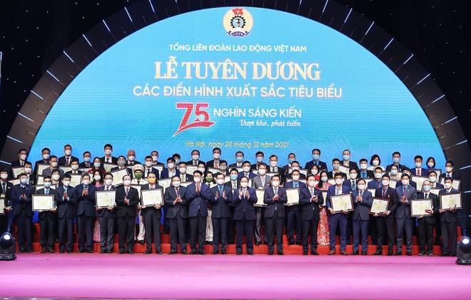 Thủ tướng Phạm Minh Chính với các điển hình xuất sắc tiêu biểu. (Ảnh: Dương Giang/TTXVN) 'Tạo bứt phá trong năng suất lao động để đưa Việt Nam vượt lên' ảnh 3