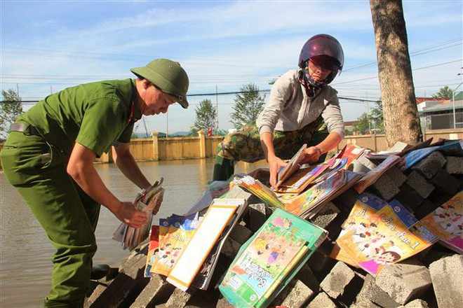 Trường học vùng lũ Hà Tĩnh tập trung dọn dẹp để đón học sinh trở lại ảnh 2