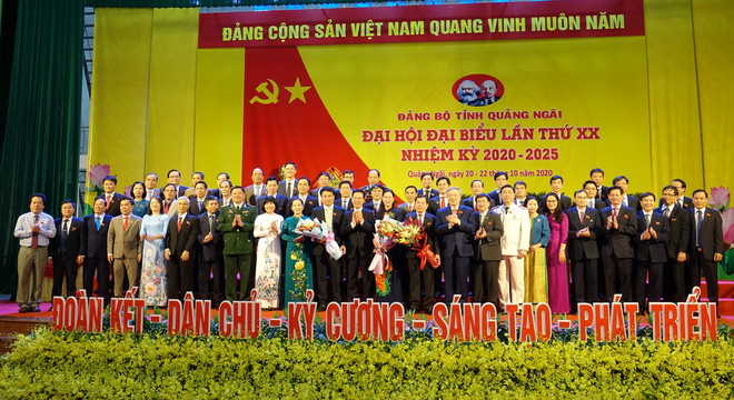 Ban Chấp hành Đảng bộ tỉnh Quảng Ngãi lần thứ XX, nhiệm kỳ 2020-2025 ra mắt đại hội. (Ảnh: Sỹ Thắng/TTXVN) Xây dựng Quảng Ngãi thành tỉnh phát triển khá của miền Trung ảnh 1