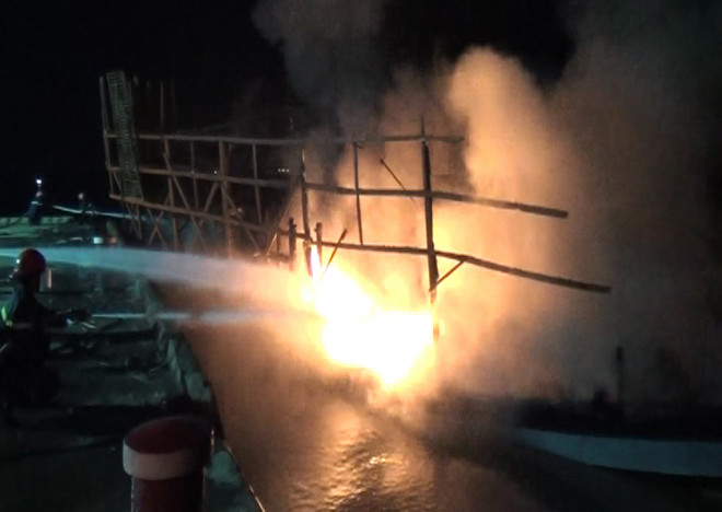 Hỏa hoạn thiêu rụi một chiếc tàu câu mực trị giá hơn 4 tỷ đồng ảnh 1
