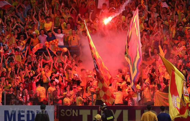 Vụ đốt pháo sáng ở sân Hàng Đẫy: Lên án hành vi xấu xí, phi thể thao ảnh 1