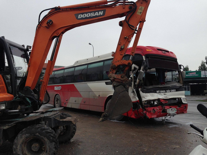 Quảng Ninh: Xe khách húc vào xe cẩu 5 tấn tại cảng Cái Lân ảnh 1