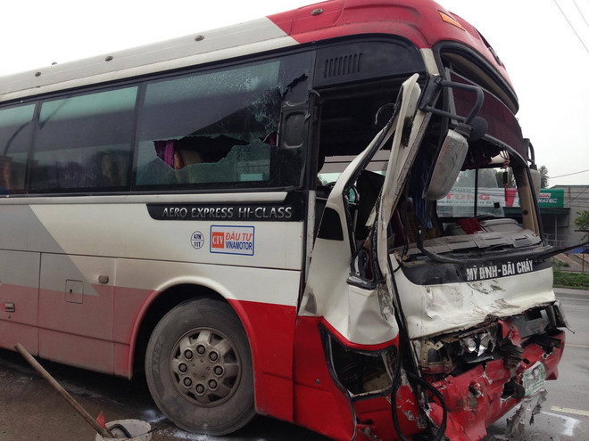 Quảng Ninh: Xe khách húc vào xe cẩu 5 tấn tại cảng Cái Lân ảnh 2