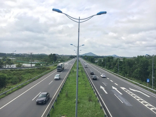 Phương tiện lưu thông trên một đoạn tuyến cao tốc đã được đưa vào vận hành và khai thác. (Ảnh: PV/Vietnam+) z5465077524341_6fb7957b81cd0b0fcd3d3bdfeed07b8f.jpg