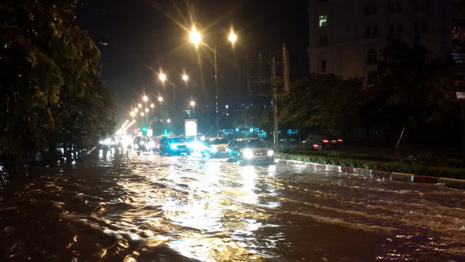 Mưa bão gây ngập và đổ cây trên một số tuyến phố của Hà Nội ảnh 2