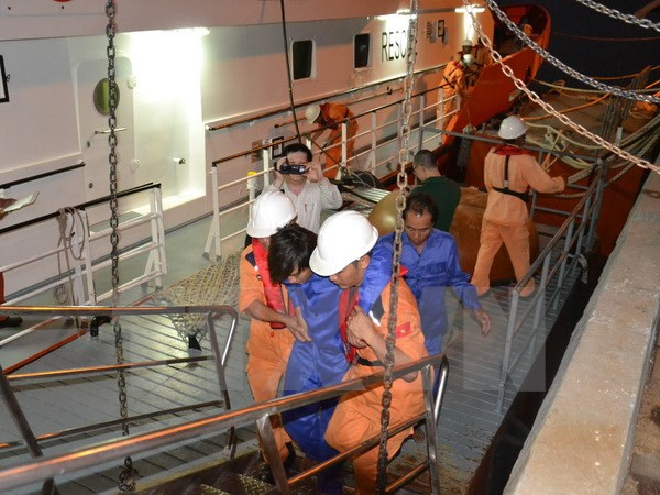 Kịp thời đưa thuyền viên nghi bị tai biến mạch máu não về đất liền ảnh 1