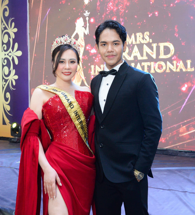 Chủ tịch Mrs Grand International, ông Khunn Hset Han và Hoa hậu Phan Kim Oanh. (Ảnh: BTC) 436645887_804083975011377_6960309707205399486_n.jpg