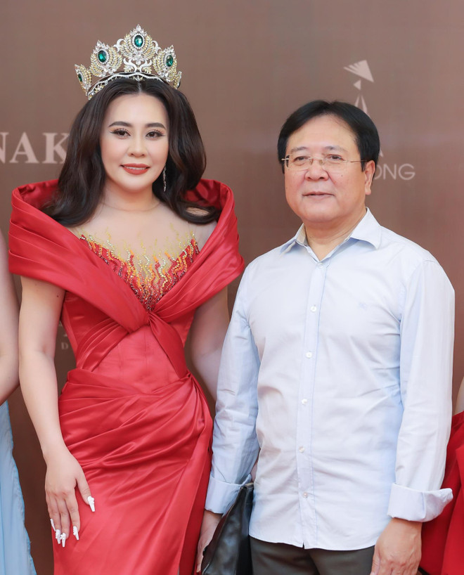 Trưởng ban tổ chức Phan Kim Oanh và Nghệ sỹ nhân dân, giám khảo Vương Duy Biên. (Ảnh: BTC) 441940573_1011001670461719_1291803176888770801_n.jpg