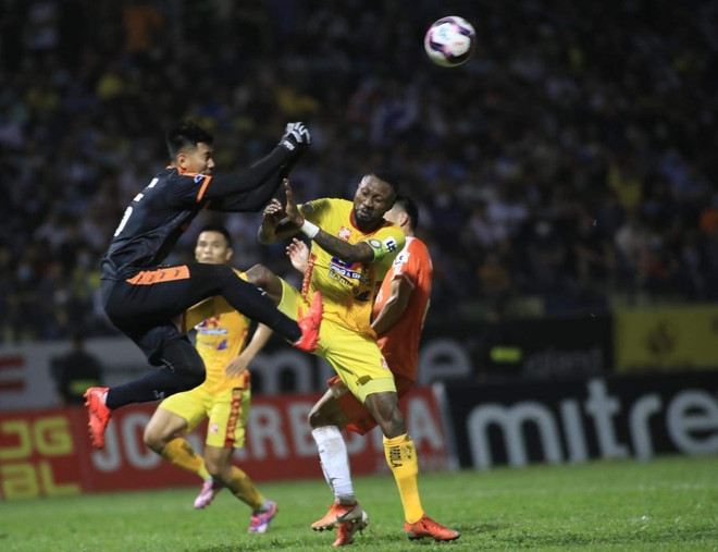 Nhức nhối vấn nạn bóng đá bạo lực trong các trận đấu ở V-League ảnh 2