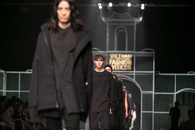 “Bữa tiệc đen” unisex đầy bí ẩn của nhà thiết kế Joe Chia ảnh 1