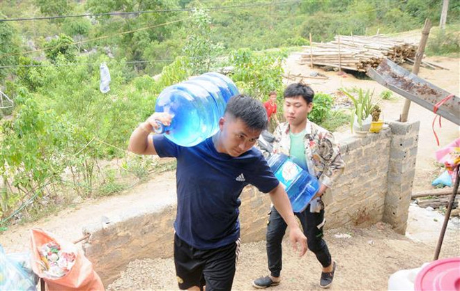 Trời nắng nóng, nhiều hộ dân ở Sơn La chật vật vì thiếu nước sạch ảnh 1